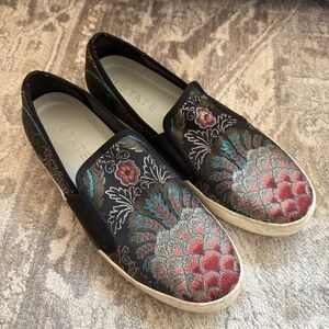 1. State waylan Embroidered sneaker